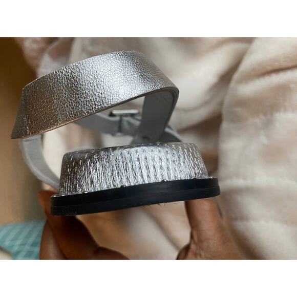 Paige Zuri Silver Leather Sandals Size 5 - Picture 3 of 6